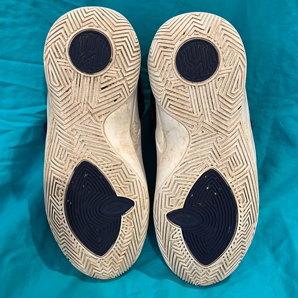 Nike Kyries size 5.5 Big Kids, EUC. - Picture 4 of 5